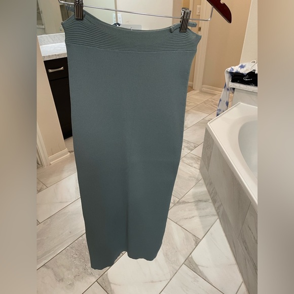 Green pencil skirt with side cut outs - Picture 7 of 7